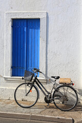 Fototapeta na wymiar vélo de ville devant une fenêtre