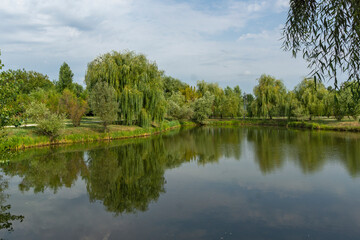 Fototapeta na wymiar Gandens and lake of Mogosoaia Palace near city of Bucharest, Romania