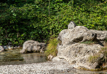 torrente con casetta di sassolini
