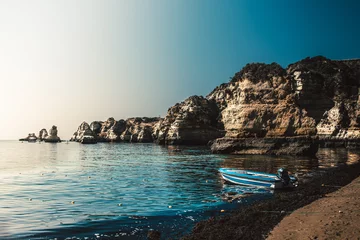 Keuken foto achterwand Marinha Beach, Algarve, Portugal Barca en la playa