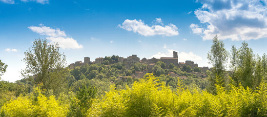 Vue du village de Cordes-Sur-Ciel, un des plus beaux villages de France, cité médiévale grand site d'Occitanie.	