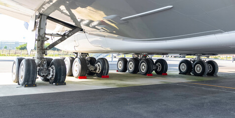 Train d'atterrissage d'un avion sur le tarmac.	