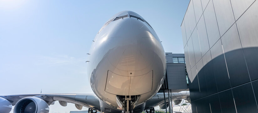 Vue du cockpit d'un avion de ligne.