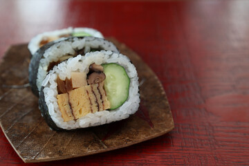 木製の皿に盛った太巻き