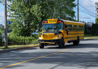 Fototapeta na wymiar Autobus scolaire écoliers