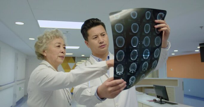 Doctors discussing X-ray image,4K