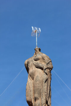 Headless female sculpture
