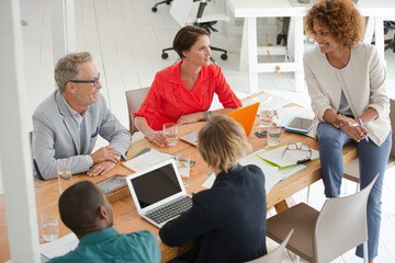 Obraz premium Office workers having meeting at desk