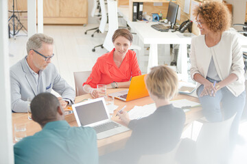 Obraz premium Office workers having meeting at desk