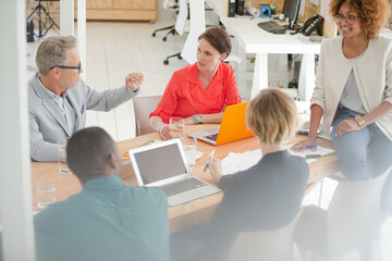 Obraz premium Office workers having meeting at desk