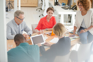 Obraz premium Office workers having meeting at desk