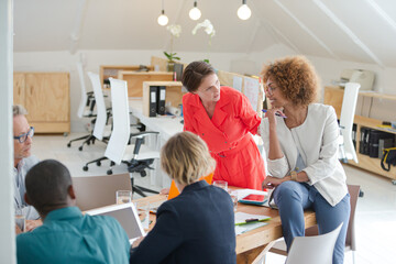 Obraz premium Office workers having meeting at desk