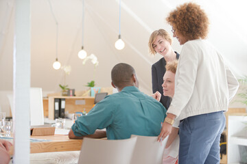 Obraz premium Office workers talking at desk