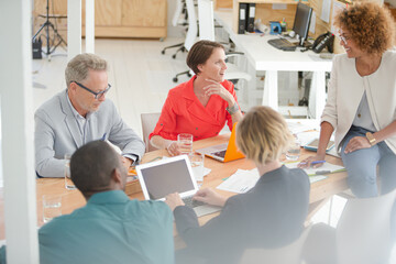 Obraz premium Office workers having meeting at desk