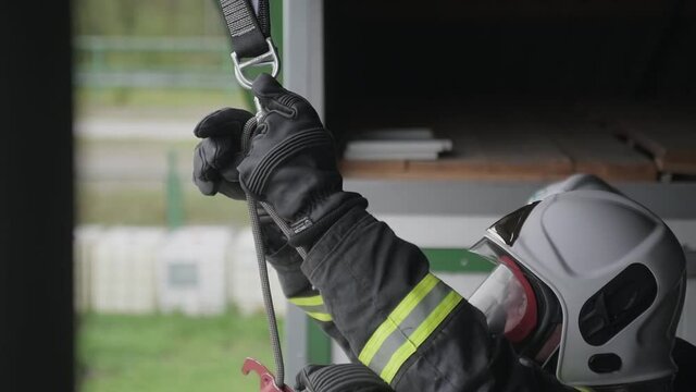  Rescue of an unconscious person on the teaching a team of professional firemen.