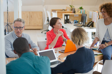 Obraz premium Office workers having meeting at desk