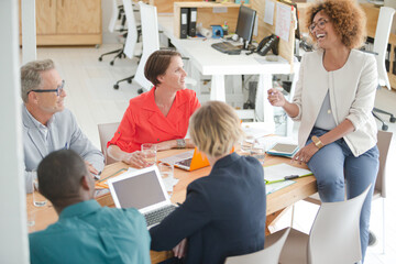 Obraz premium Office workers having meeting at desk