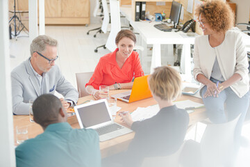 Obraz premium Office workers having meeting at desk