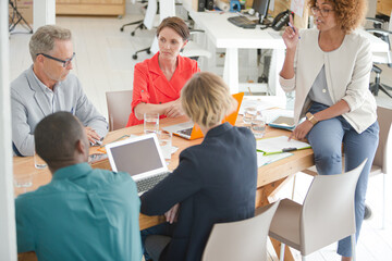 Obraz premium Office workers having meeting at desk