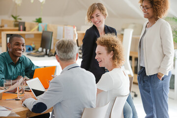 Obraz premium Office workers talking at desk