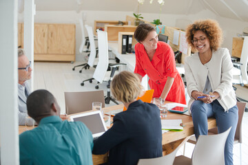 Obraz premium Office workers having meeting at desk