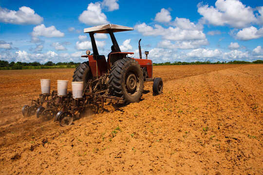 trator no campo arando a terra em dia ensolarado