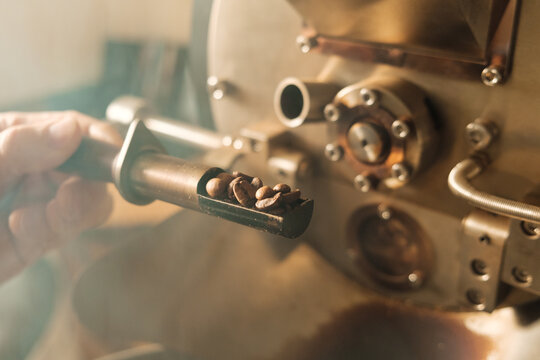 Roasting coffee using a manual machine
