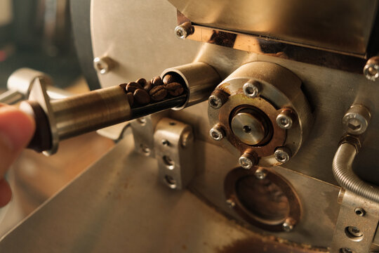 Roasting coffee using a manual machine