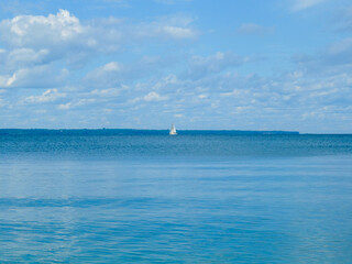 Obraz premium Summer by the beach of lake and sailboat.