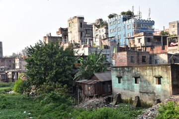 Fototapeta na wymiar バングラデシュの首都のダッカ。 川沿いのレトロな住居。