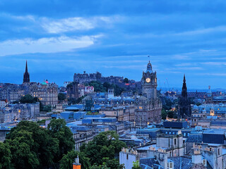 Naklejka premium City view at dusk in Edinburgh