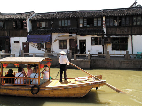 上海に位置する江南水郷の朱家角。明清代の街並みが残る情緒溢れる場所。
