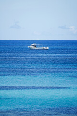 沖縄県 波照間島 ニシ浜の海に浮かぶボート