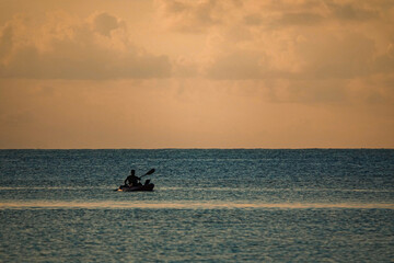 沖縄県 波照間島 ニシ浜から見た夕焼けとカヤック