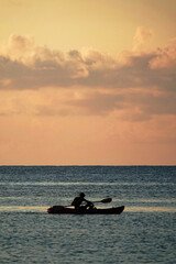 沖縄県 波照間島 ニシ浜から見た夕焼けとカヤック