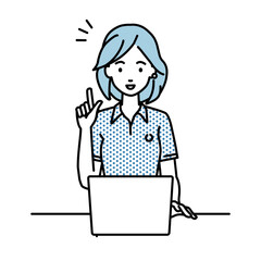デスクで座ってPCを開いて何かひらめいたポロシャツの女性