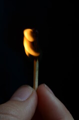 CERILLA ENCENDIDA , SOBRE UN FONDO NEGRO