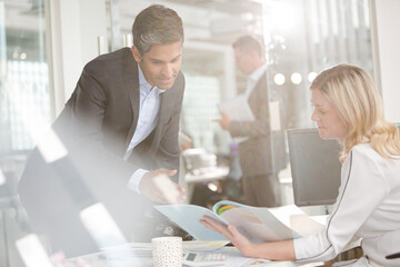 Obraz premium Business people talking in office