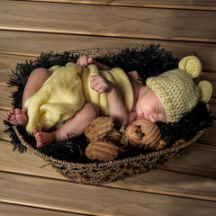 Bebé recién nacido besando un osito de peluche durmiendo en una canasta