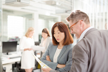 Fototapeta premium Business people talking in office
