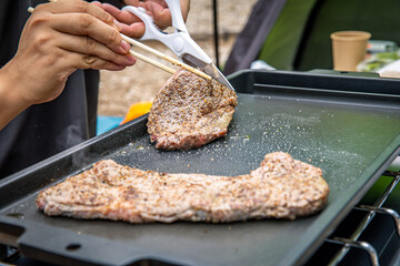バーベキュー、キャンプ飯、外で過ごす休日、ガーリックステーキ、アウトドア料理