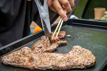バーベキュー、キャンプ飯、外で過ごす休日、ガーリックステーキ、アウトドア料理