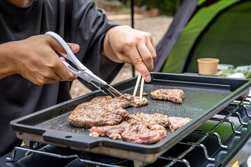 バーベキュー、キャンプ飯、外で過ごす休日、ガーリックステーキ、アウトドア料理