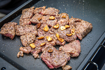 バーベキュー、キャンプ飯、外で過ごす休日、ガーリックステーキ、アウトドア料理