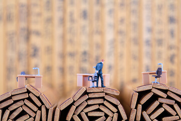 The boss of the training institution worried about the miniature creative bamboo slips