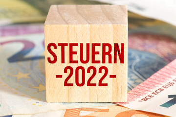 Euro Banknoten und Steuern im Jahr 2022