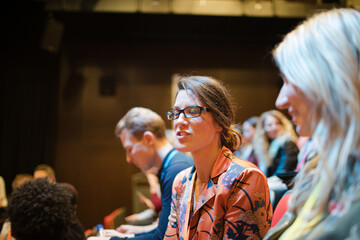 Obraz premium Businesswomen talking in conference audience