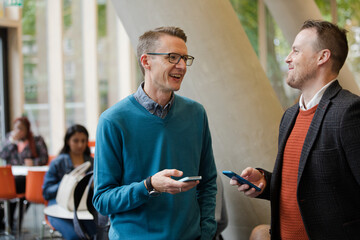 Obraz premium Two men talking in hall of auditorium