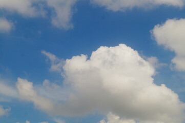 Fototapeta na wymiar Blue sky, white clouds and buildings