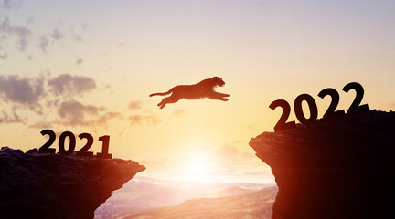 2022年寅年　年賀状　谷を飛び越えるトラ